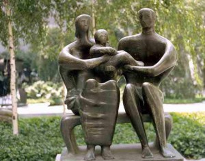 Henry Moore (1898 – 1986), Gruppo di famiglia – bronzo,1945. Barclay Secondary School, Stevenage (UK)